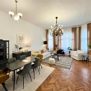 Hillside Luxury With Free Garage Apartment